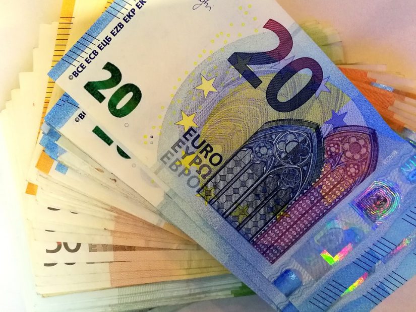 As a student you want to borrow money, but what should you pay attention to? A few tips for students in the Netherlands