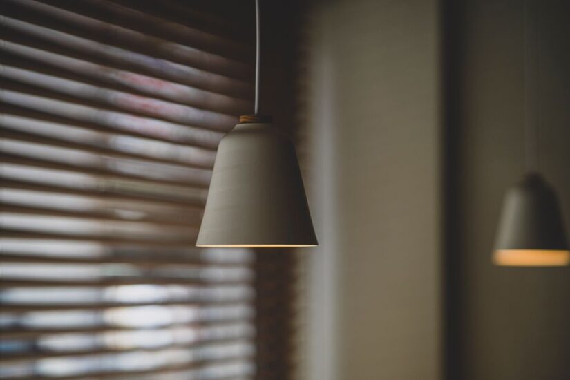 La suspension comme point lumineux central dans un salon